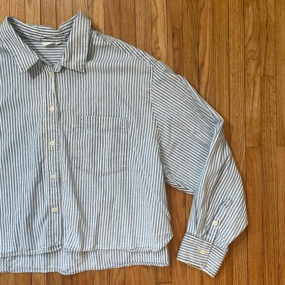 GAP Cropped Stripe Button-Down - Picture 3 of 10
